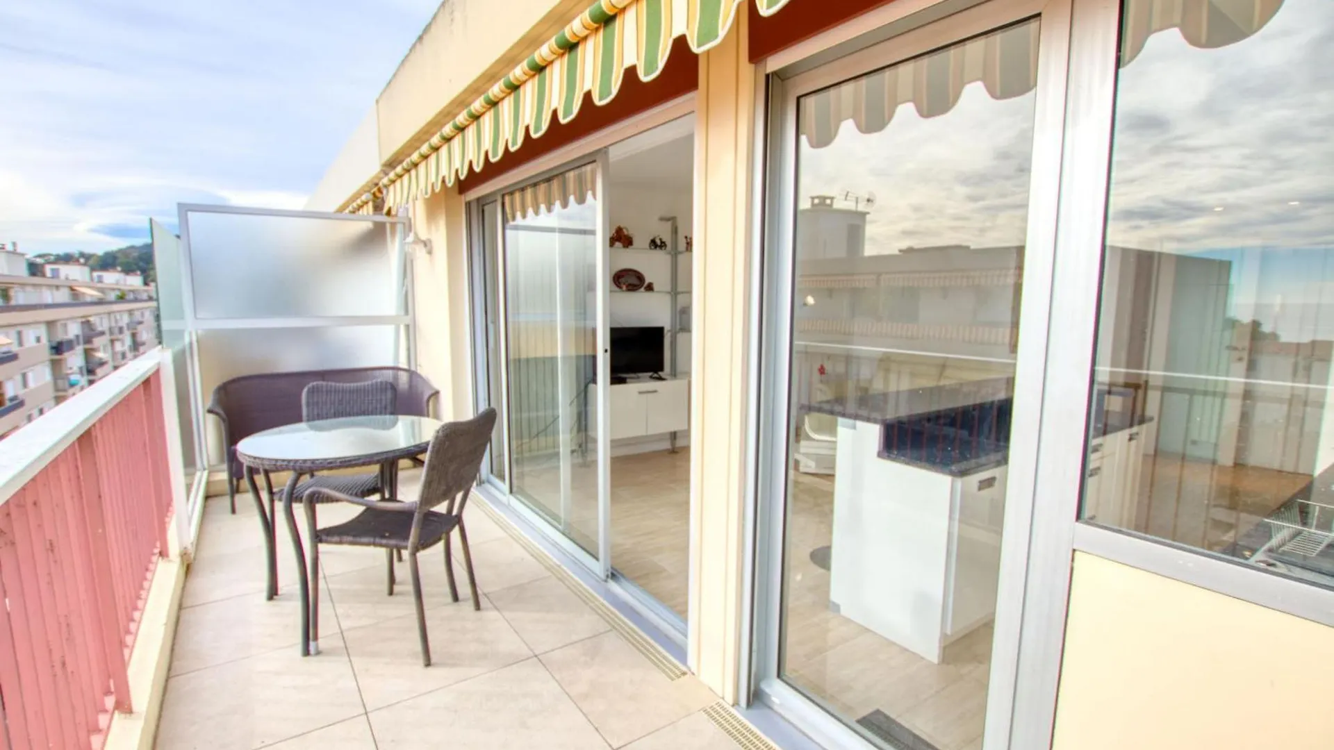 Apartment Le Clair Golfe-Juan - T2 Terrasse Vue Mer Parking Prive Wifi - Limestay Vallauris France