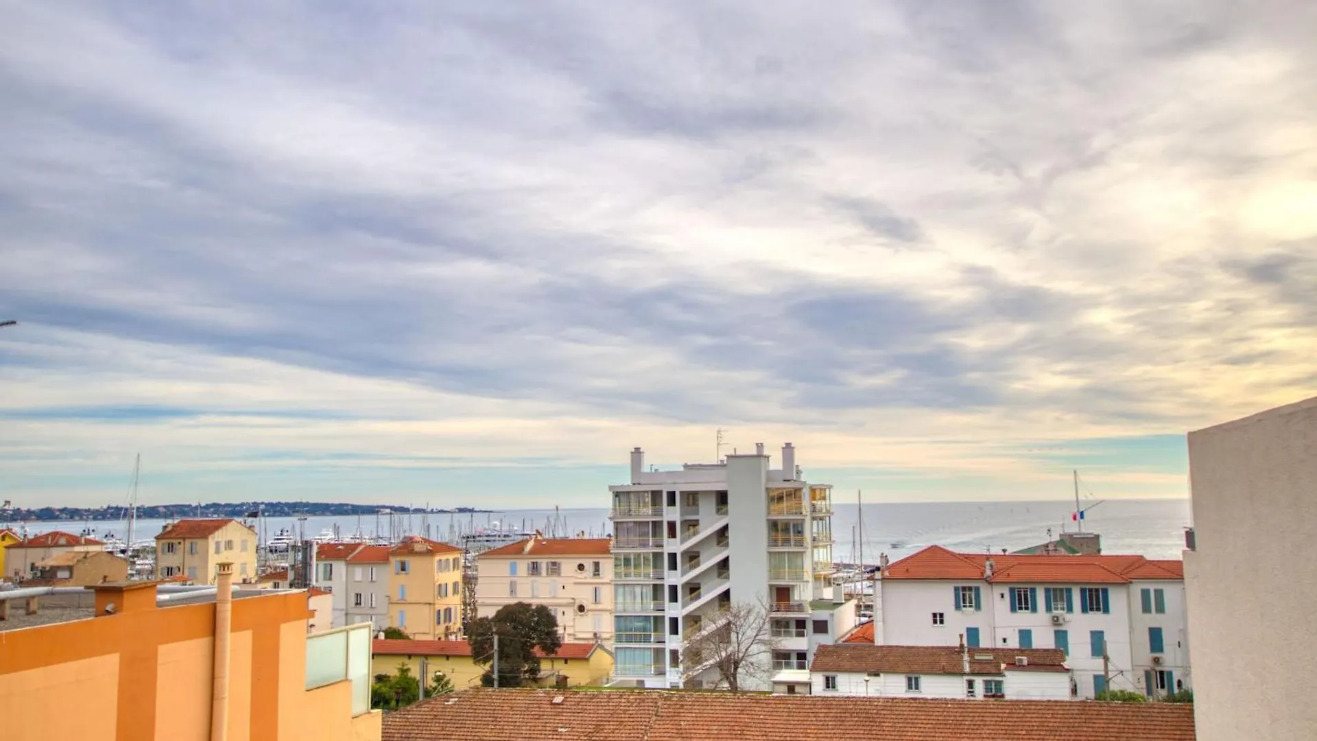 Le Clair Golfe-Juan - T2 Terrasse Vue Mer Parking Prive Wifi - Limestay Vallauris 0*,  France
